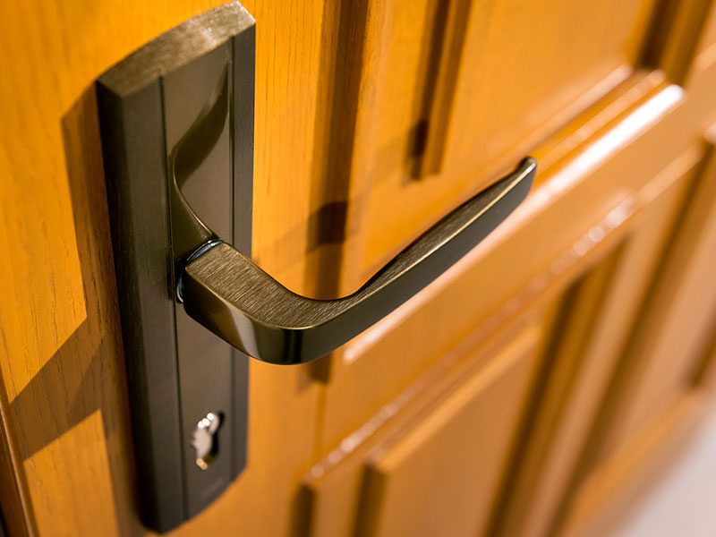 实木门开锁孔时出现边缘掉漆是何原因